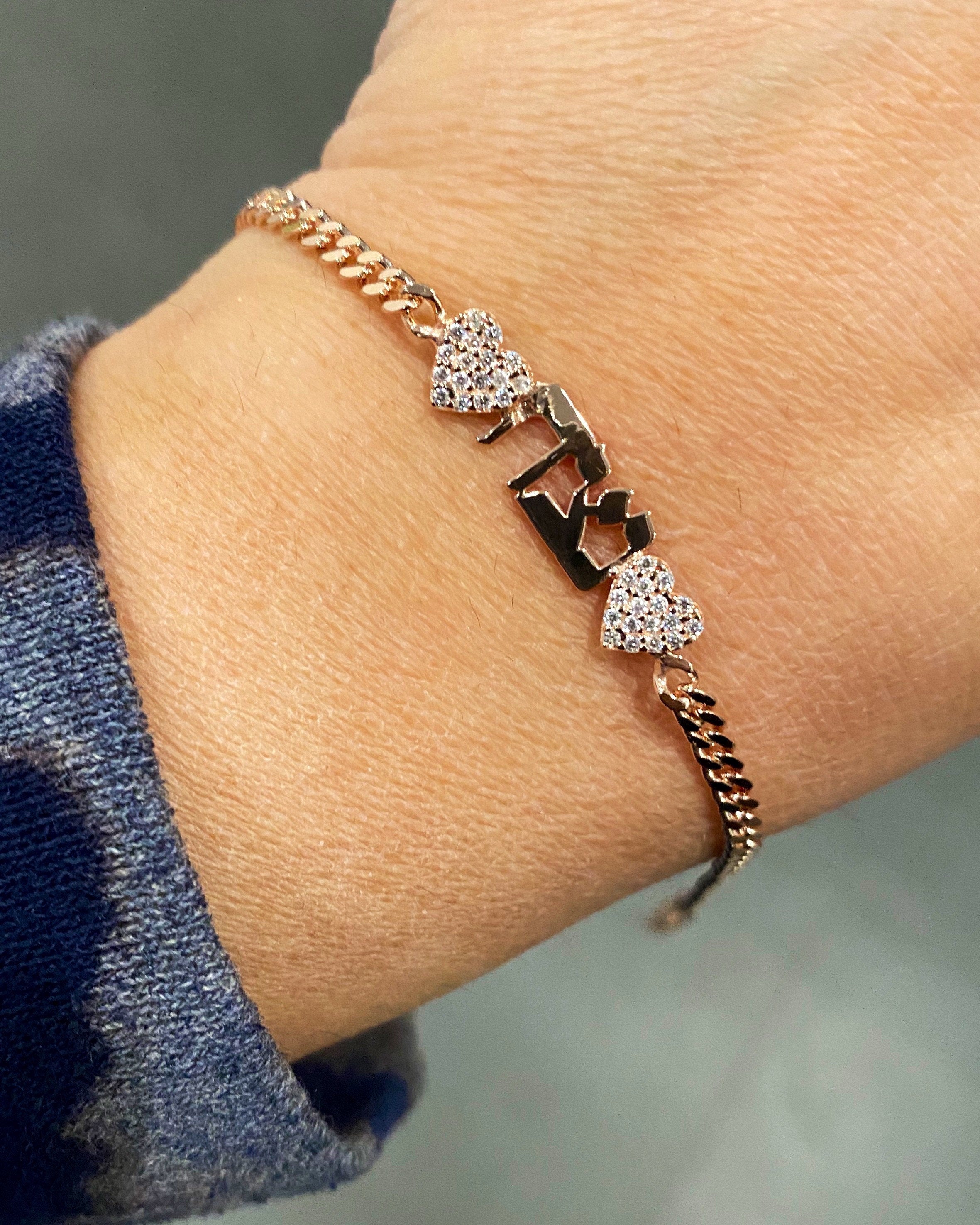 Custom Hebrew name bracelet on cuban link chain. Personalized Hebrew name bracelet on curb link chain. Hebrew nameplate bracelet with hearts
