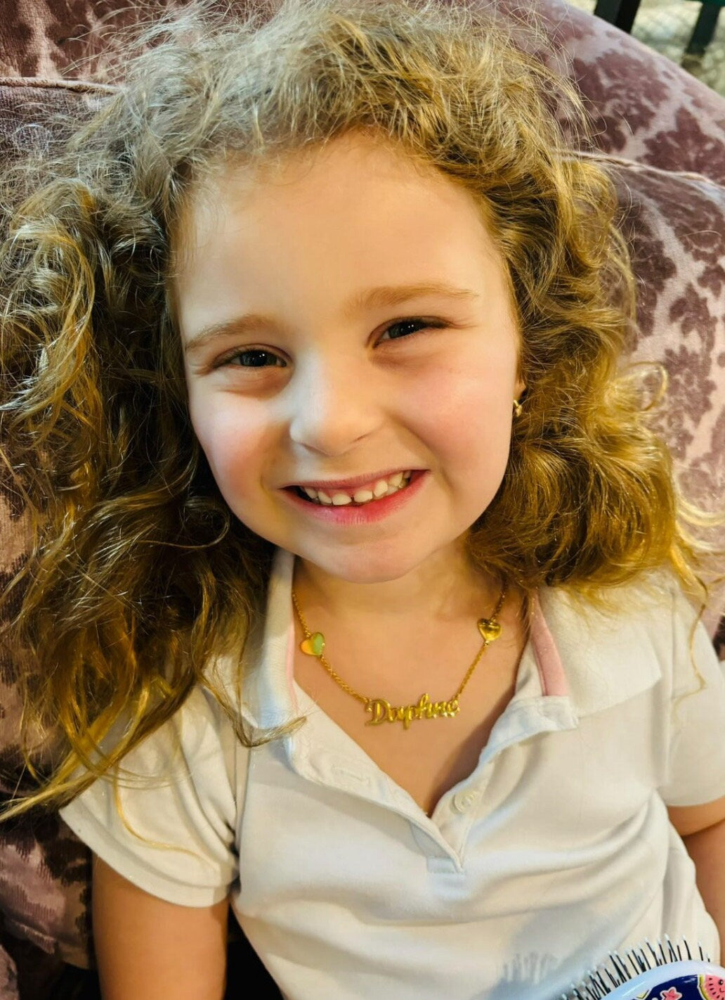 Custom / personalized name necklace with hearts. Sterling silver and 14K gold plated. Nameplate with hearts. Personalized nameplate.