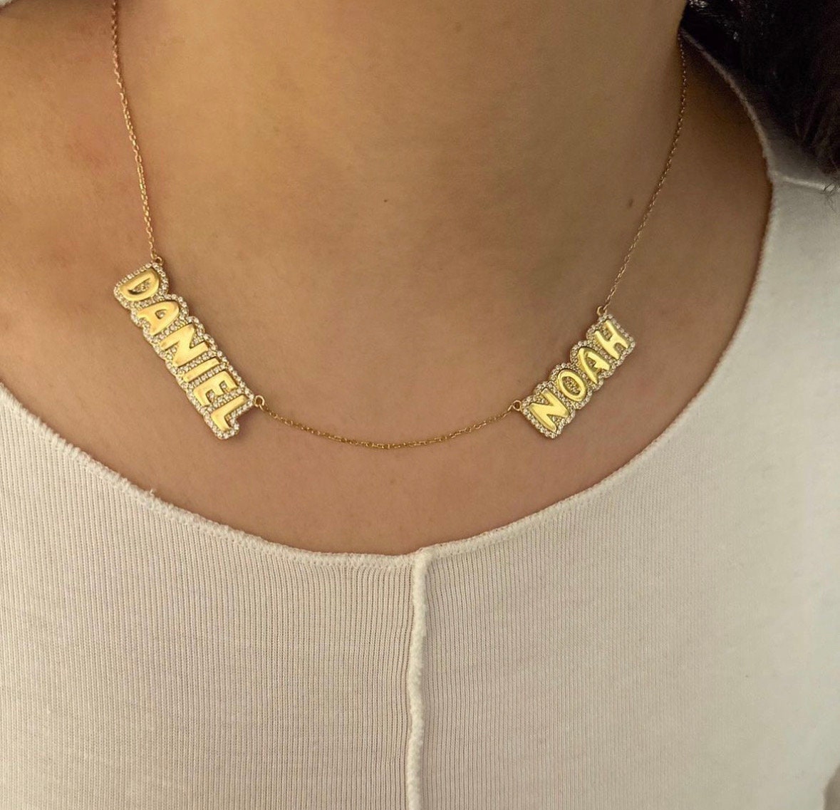 Bubble nameplate mommy necklace. Mom necklace. Mother’s necklace. Names necklace. Mommy bubble necklace.